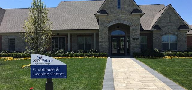 2063 Shearwater Cir #15103, Walled Lake, MI 48390