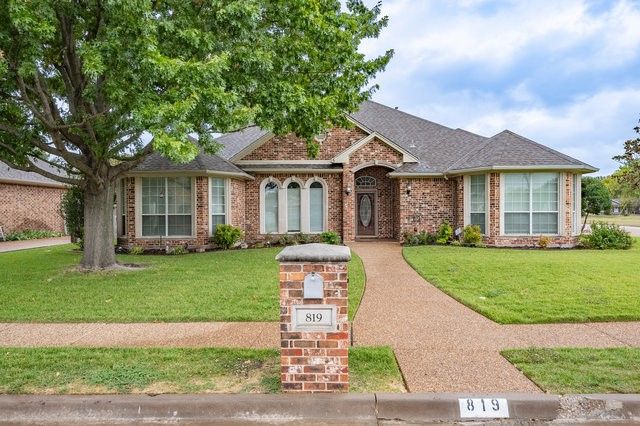 819 Amherst Dr, Waxahachie, TX 75165