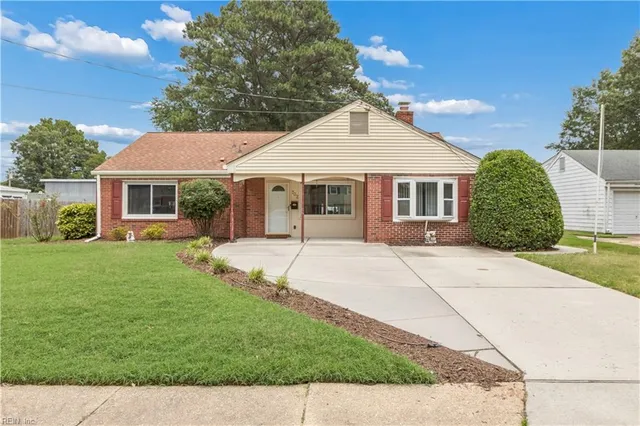 702 Essex Park Dr, Hampton, VA 23669