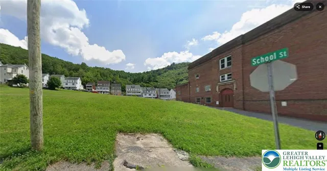 W  High St, Nesquehoning, PA 18240