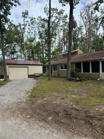 6615 Bainter Dr, Johannesburg, MI 49751