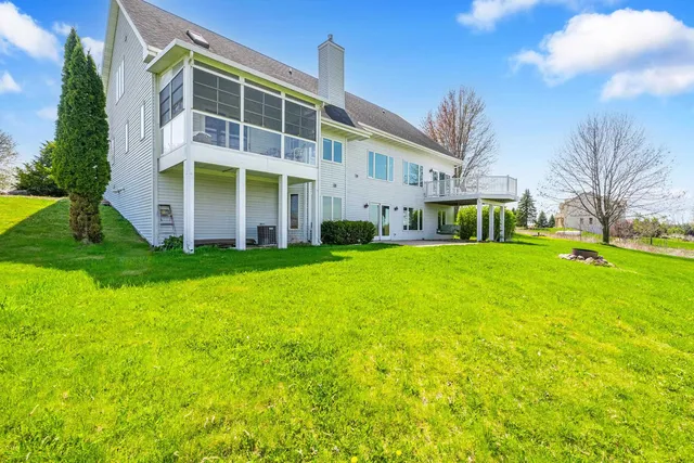 W8924 Spring Rd, Hortonville, WI 54944