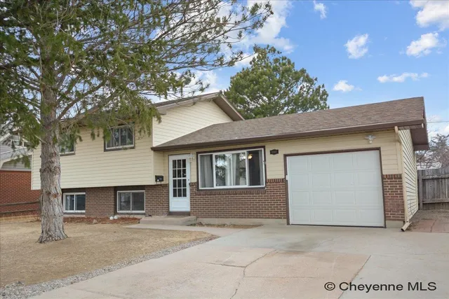 6902 Manhattan Ln, Cheyenne, WY 82009