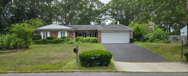 24 Woodbine St, Coram, NY 11727