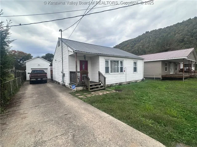 110 Surface St, East Bank, WV 25067