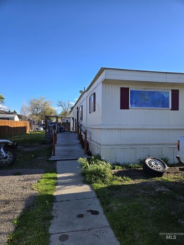 824 NW 3rd St, Fruitland, ID 83619