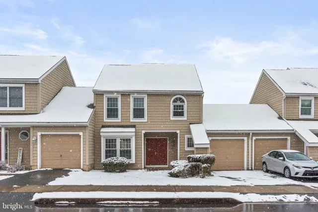 207 Crescent Dr, Hershey, PA 17033