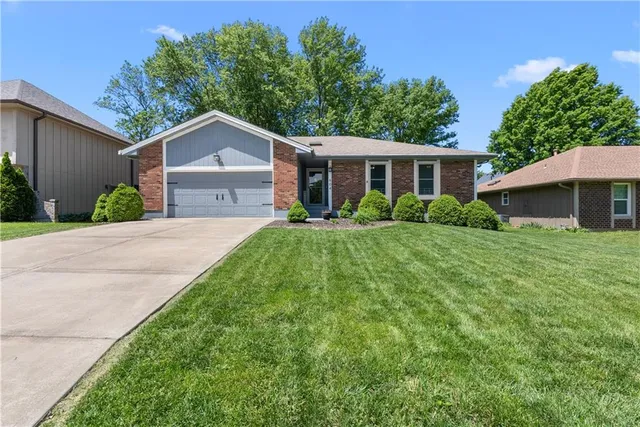 604 SE Adobe Dr, Lees Summit, MO 64063