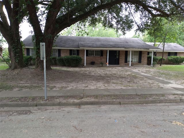 1301 Plantation Dr, Crockett, TX 75835