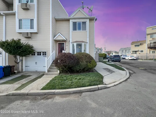 30 Northport Ln, Staten Island, NY 10314