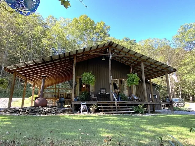 781 Canoe Run, Looneyville, WV 25259