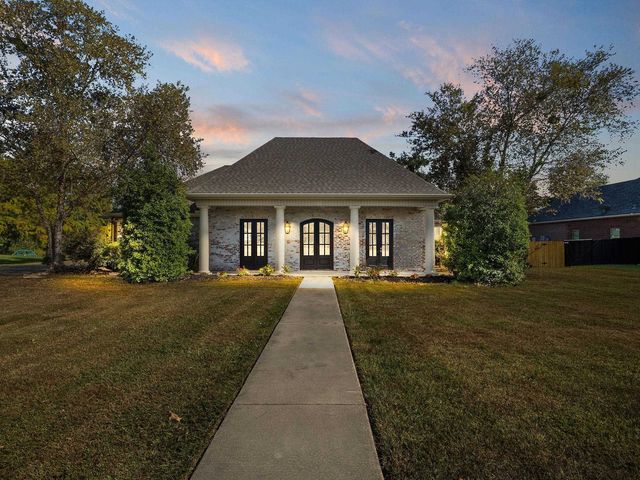 135 Merlot Dr, Lake Charles, LA 70611