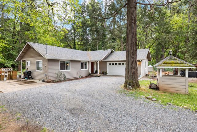 241 Whispering Pines Ln, Grants Pass, OR 97527