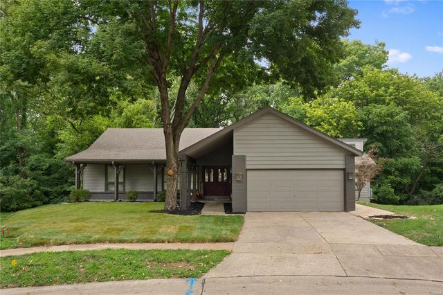 12295 Autumn Hill Dr, Maryland Heights, MO 63043