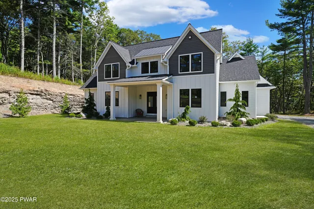 9 Gary Ln, Milford, PA 18337