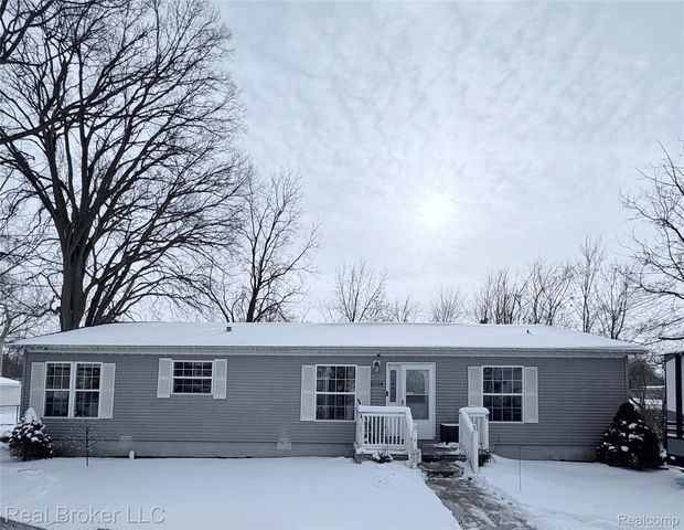 6054 Lapeer Rd, Burton, MI 48509