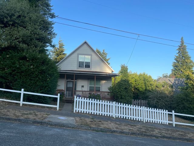 982 S  8th St, Coos Bay, OR 97420