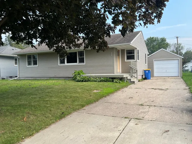 335 3rd St NW, Blooming Prairie, MN 55917