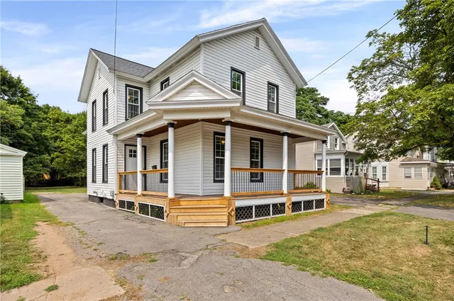 7 Spencer St, Lyons, NY 14489