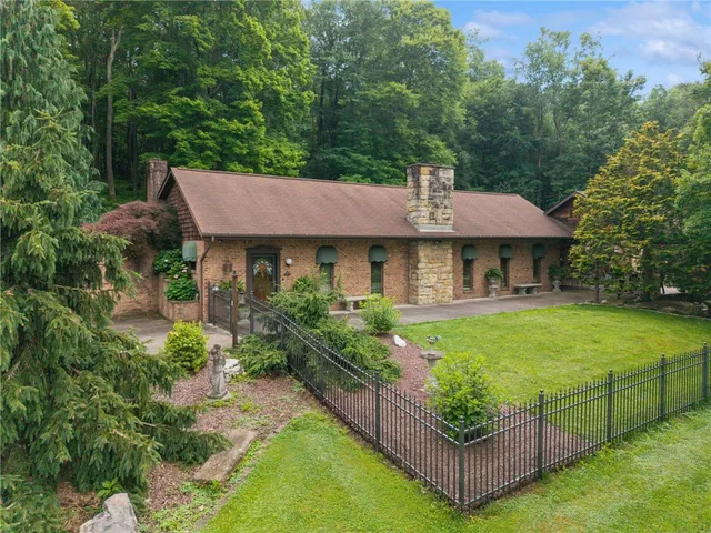 100 Lee Ln, Leechburg, PA 15656