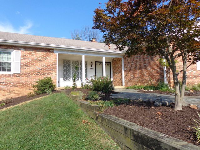 8126 Dunsinane Ct, Mc Lean, VA 22102