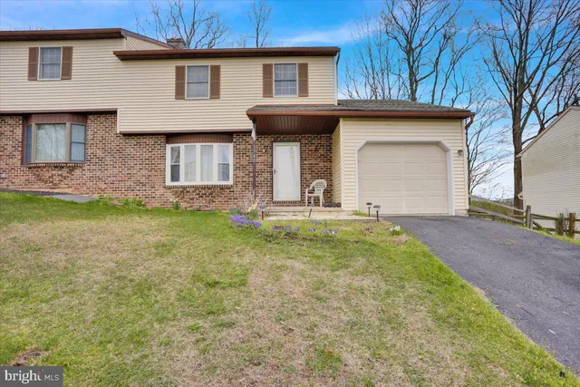 1740 Acorn Dr, Sinking Spring, PA 19608