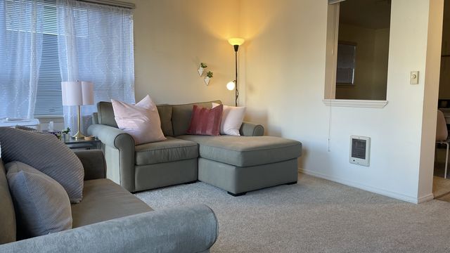 5261 Brooklyn Ave NE #202, Seattle, WA 98105