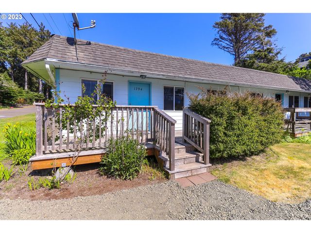 1704 NW 26th St, Lincoln City, OR 97367
