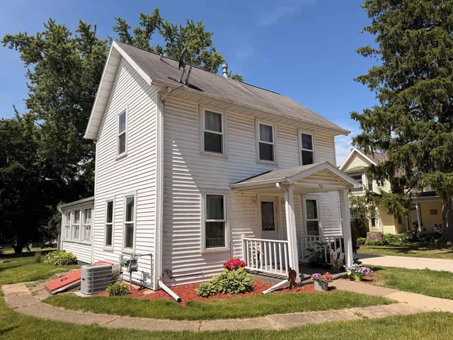 53 W  Main St, Benton, WI 53803