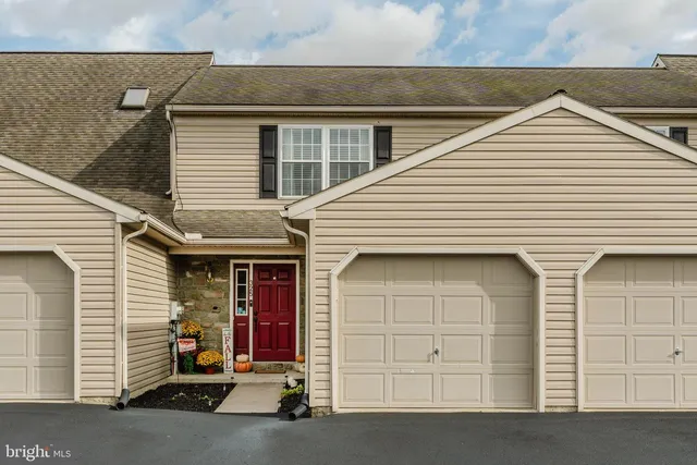 325 Deerfield Dr, Mount Joy, PA 17552