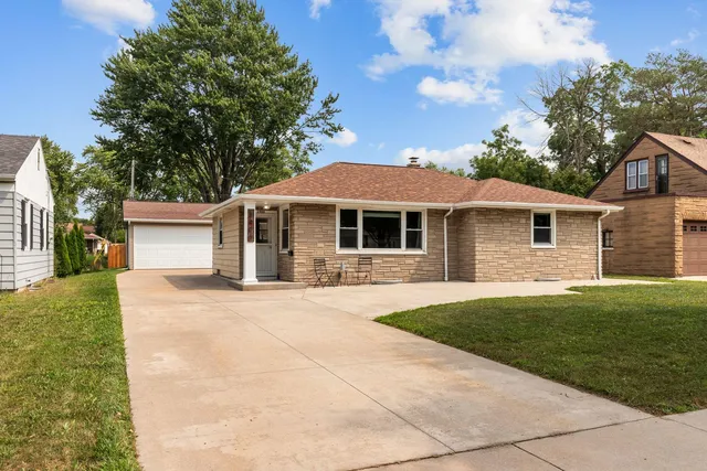 1906 S  Memorial Dr, Appleton, WI 54915