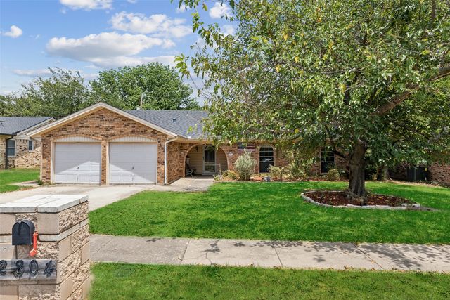 2804 Ridgewood Dr, Hurst, TX 76054