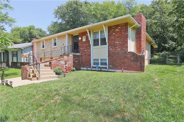 5803 NW Aspen Ln, Kansas City, MO 3 Bed, 3 Bath Single