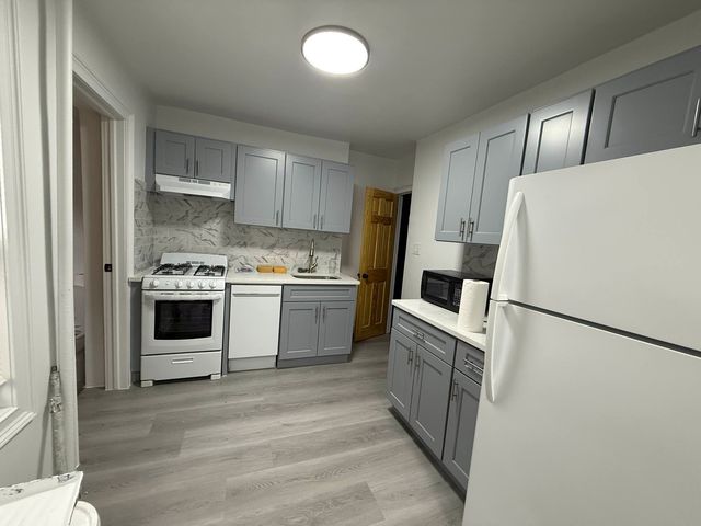 27-23 12th St #1, Astoria, NY 11102