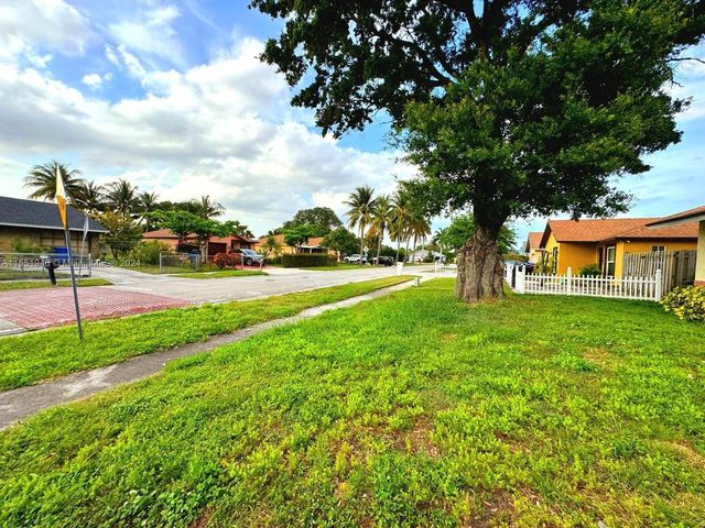 2608 W  28th St, Riviera Beach, FL 33404