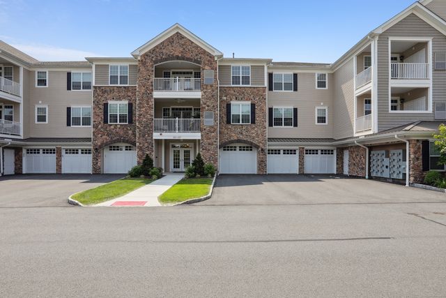 231 Brookside Court #231, Newtown, CT 06470