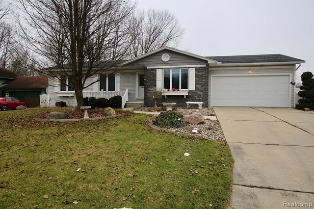 5088 Woodstock Dr, Swartz Creek, MI 48473