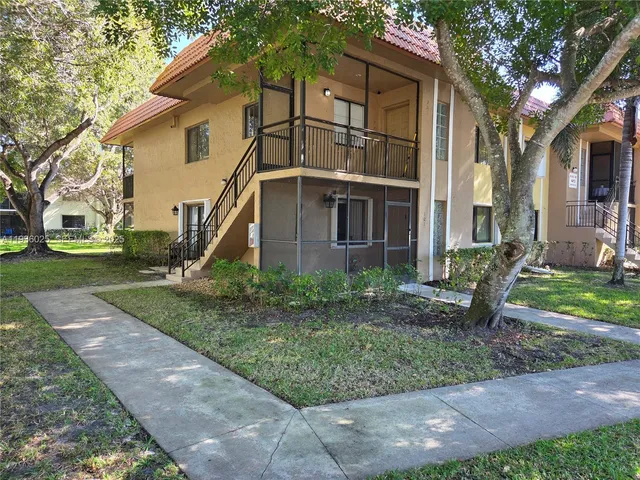 423 Lakeview Dr #101, Weston, FL 33326