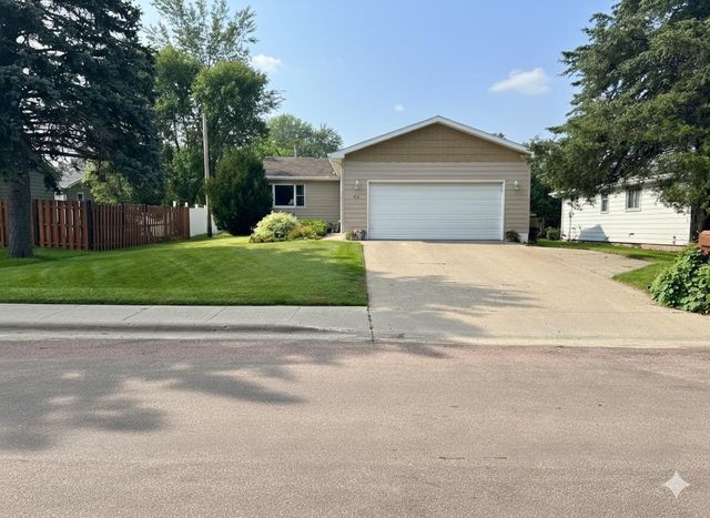810 12th Ave NE, Aberdeen, SD 57401