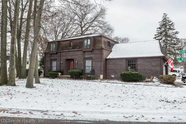 2925 Linda Ct, Port Huron, MI 48060