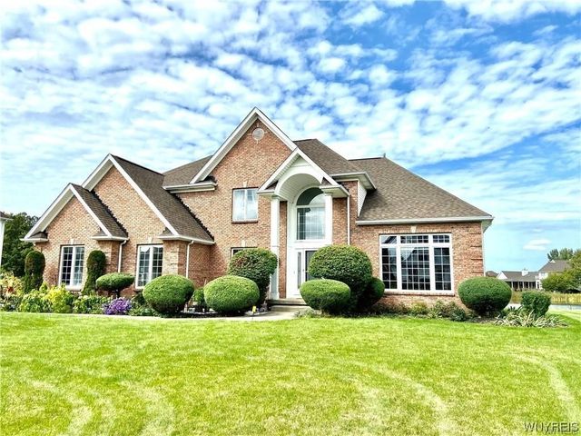 5458 Center Pine Ln, Williamsville, NY 14221