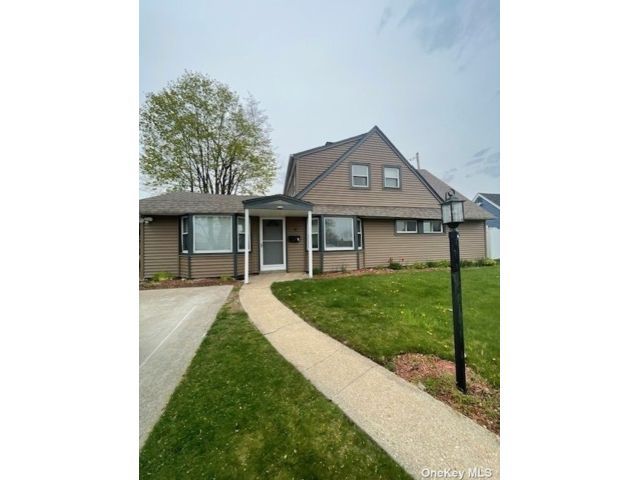 4 The Plains Rd, Levittown, NY 11756