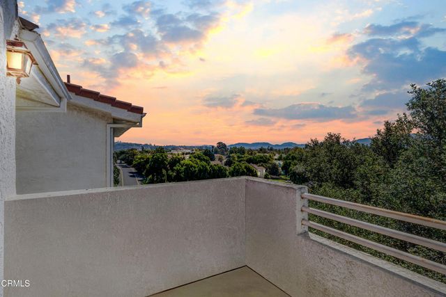 2533 Antonio Dr #302, Camarillo, CA 93010