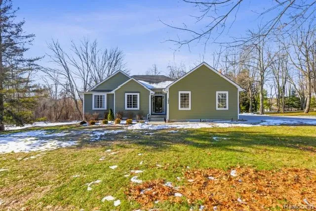 1644 High Pointe Dr, Oxford, MI 48371