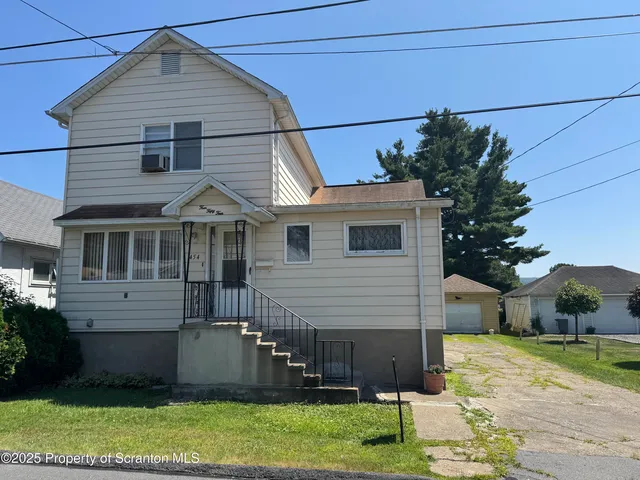 454 Bagnick St, Peckville, PA 18452