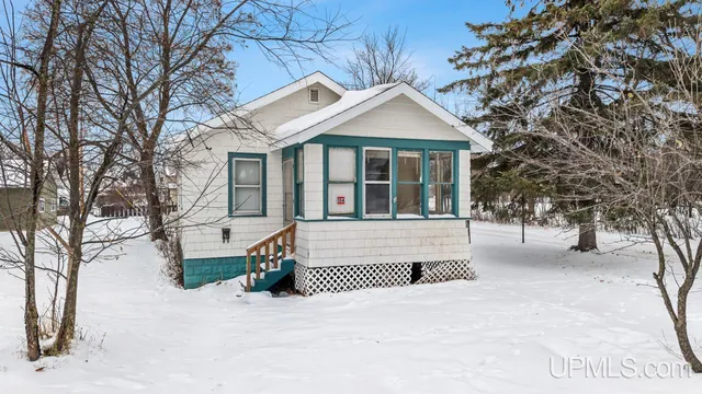 104 W  East St, Iron Mountain, MI 49801