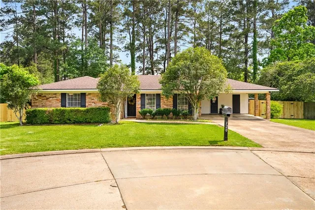 120 Rock Point Cir E, Pineville, LA 71360