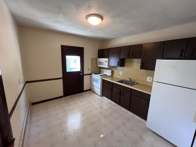 71 Faxon St #1, Newton, MA 02458