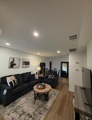 680 N  Ashurst Ct #I-215, Palm Springs, CA 92262