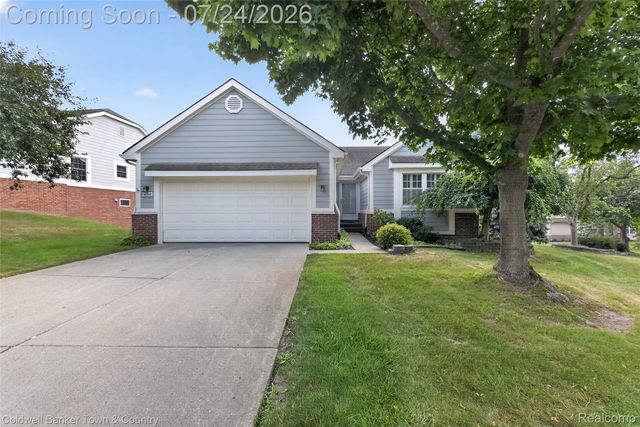 41703 Kirkwood Dr, Novi, MI 48377